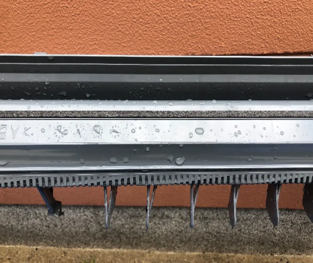 [洗浄後のキレイなドレンパンの画像]