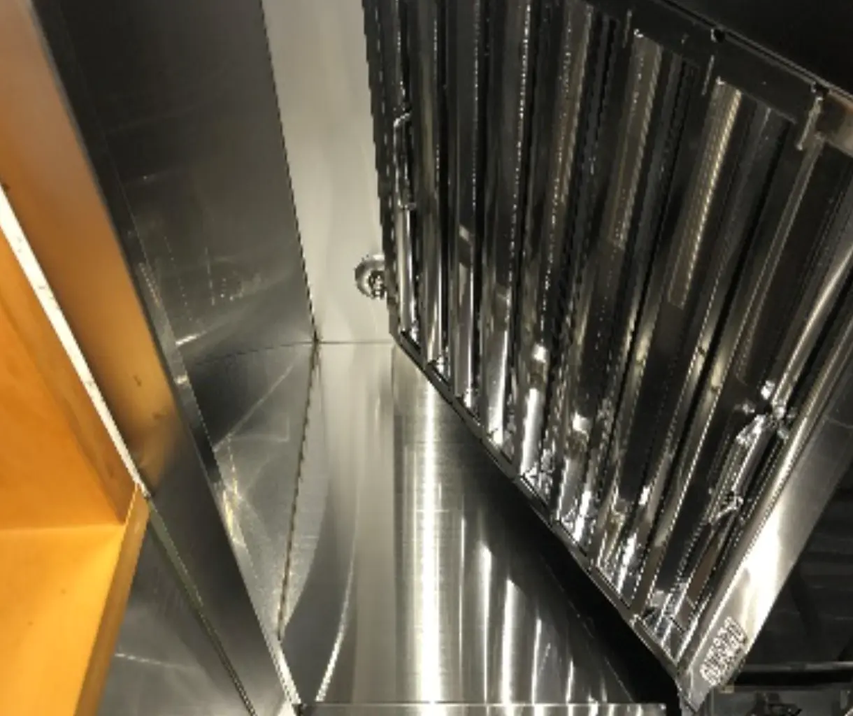 [洗浄後のキレイなレンジフードの画像]