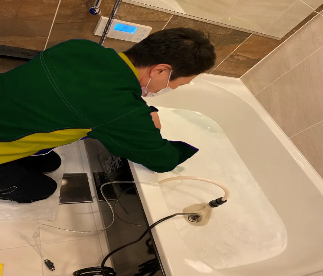 水中ポンプを設置し、細かい泡が浴槽内に充満している洗浄中の様子。