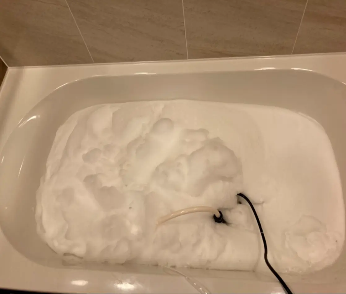 水中ポンプから放出されるファインバブルの様子。