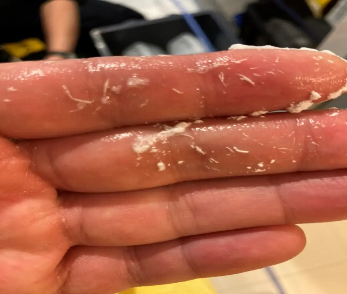 洗浄によって排出された、水面に残る茶色・黄色の皮脂汚れ。